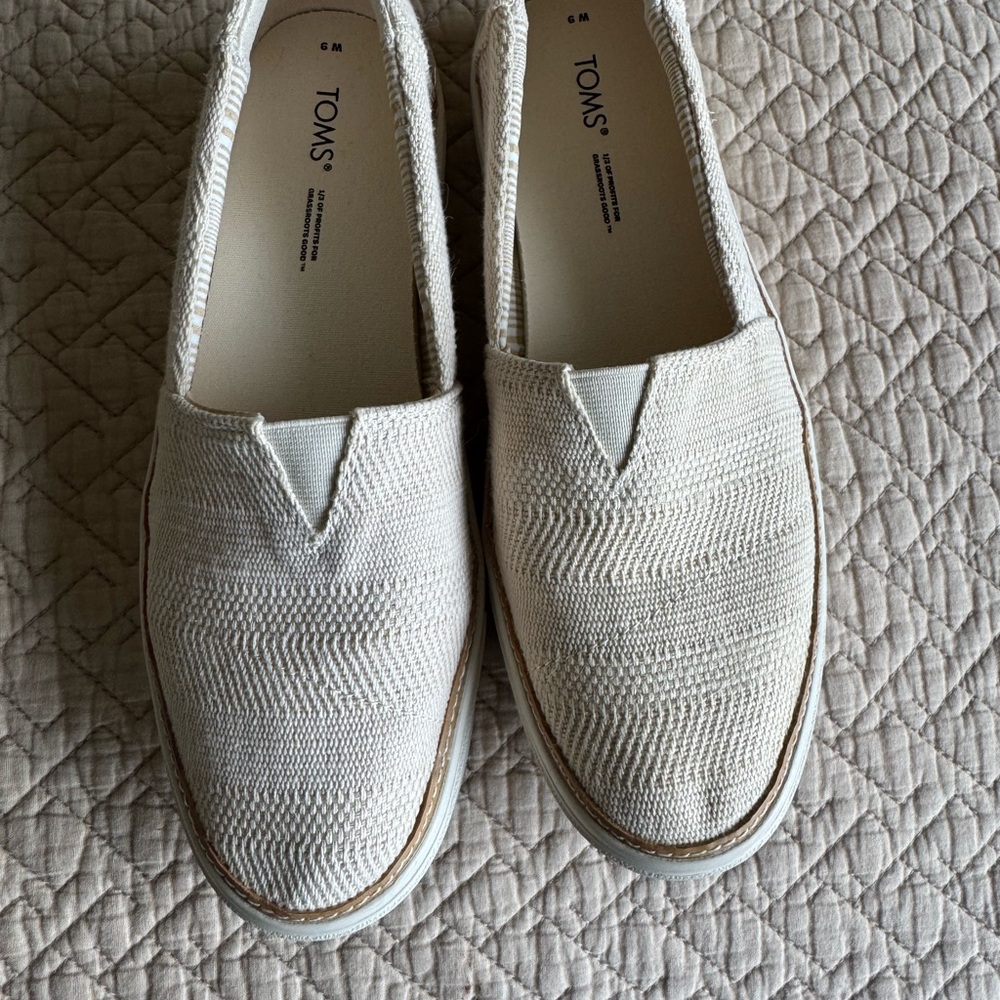 TOMS Parker Textured Slip-Ons-Tan/Cream  size 9